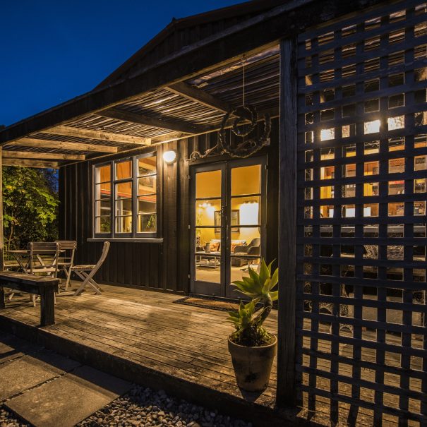 Warm cosy arty cottage on 7 acres