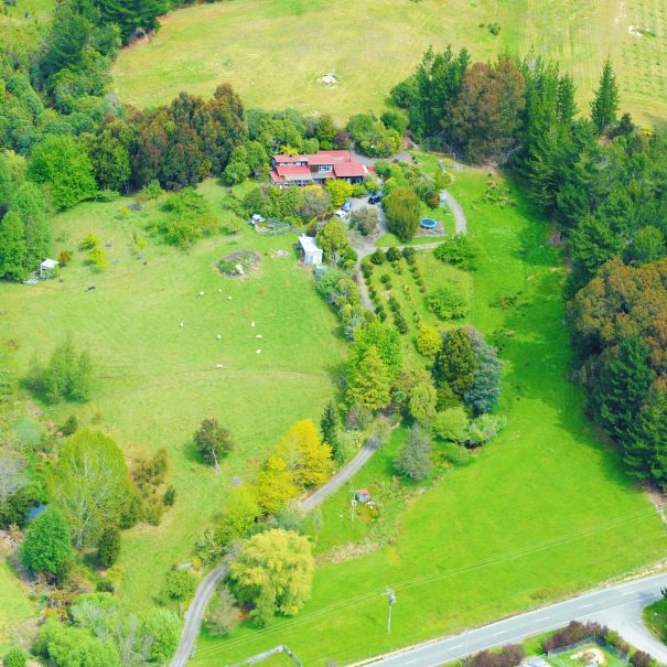 On 7 acres just 3 minutes  (3km) to Mapua seaside village